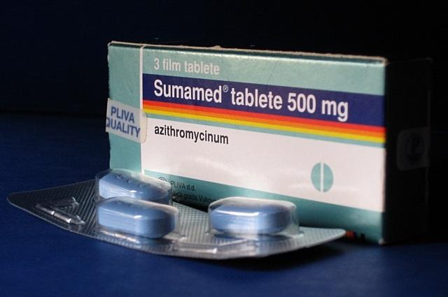 抗生物質 "Sumamed"：しばしば狭心症や耳炎を患う小児のための使用説明書