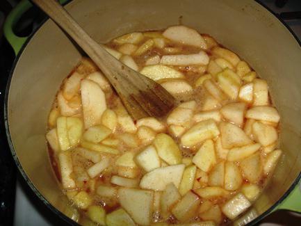どのようにシナモンや他のおいしいとリンゴのおいしいジャムを調理するには？