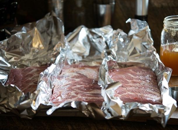 オーブンで豚肉をホイルで焼くにはどのようにおいしいのですか：ステップレシピ