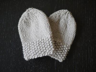 新生児のための簡単な編み物：編み針と手袋のビーズ