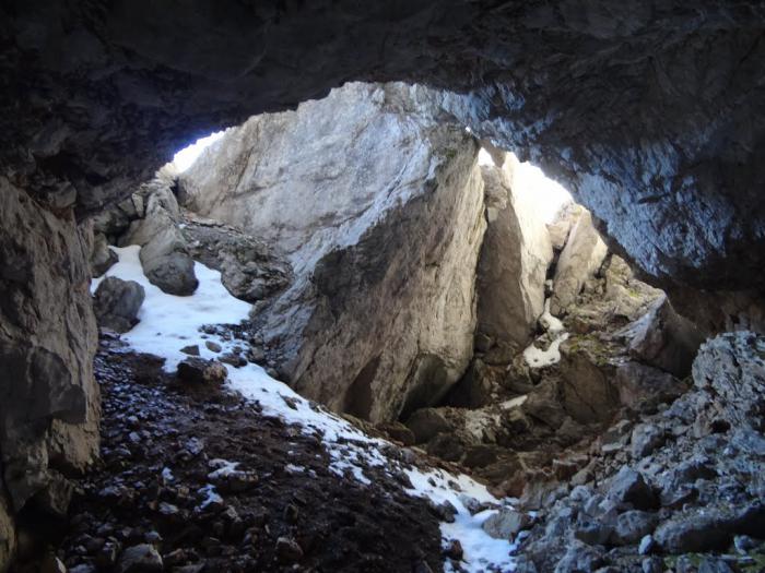 タンタロヴァ洞窟はどこですか？その範囲は何ですか？